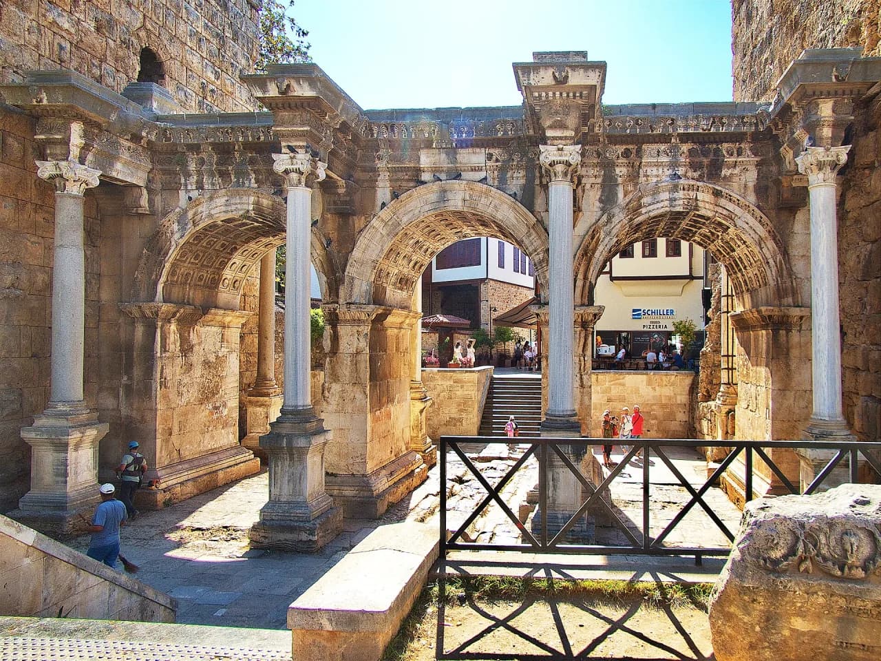 Antalyada Kaleiçidə Hadrian qapısı