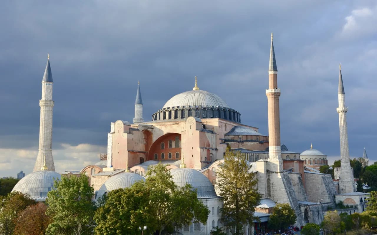 İstanbulda Ayasofya (Hagia Sophia) və dörd minarə