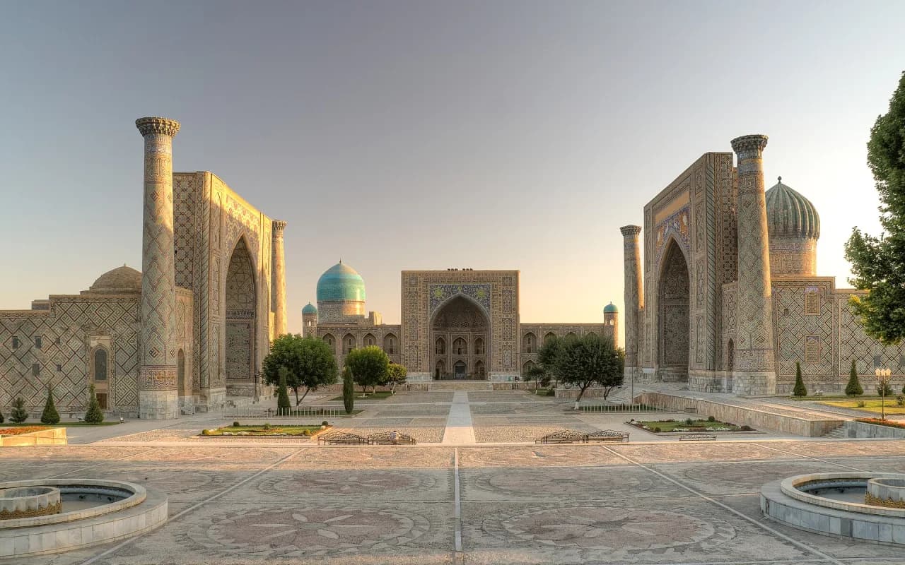 Səmərqənddə Registan meydanı və üç mədrəsə