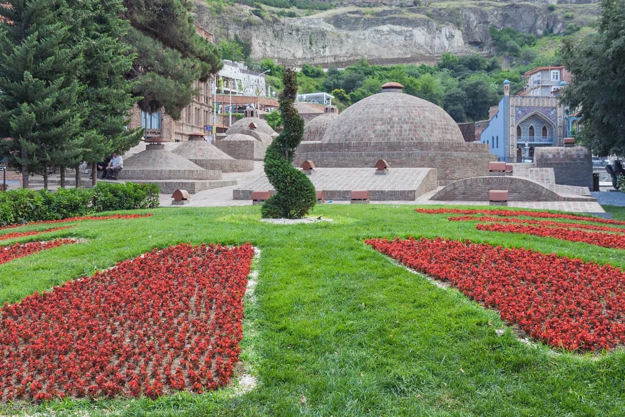 Tbilisidə Abanotubani kükürd hamamlarının kərpic günbəzləri