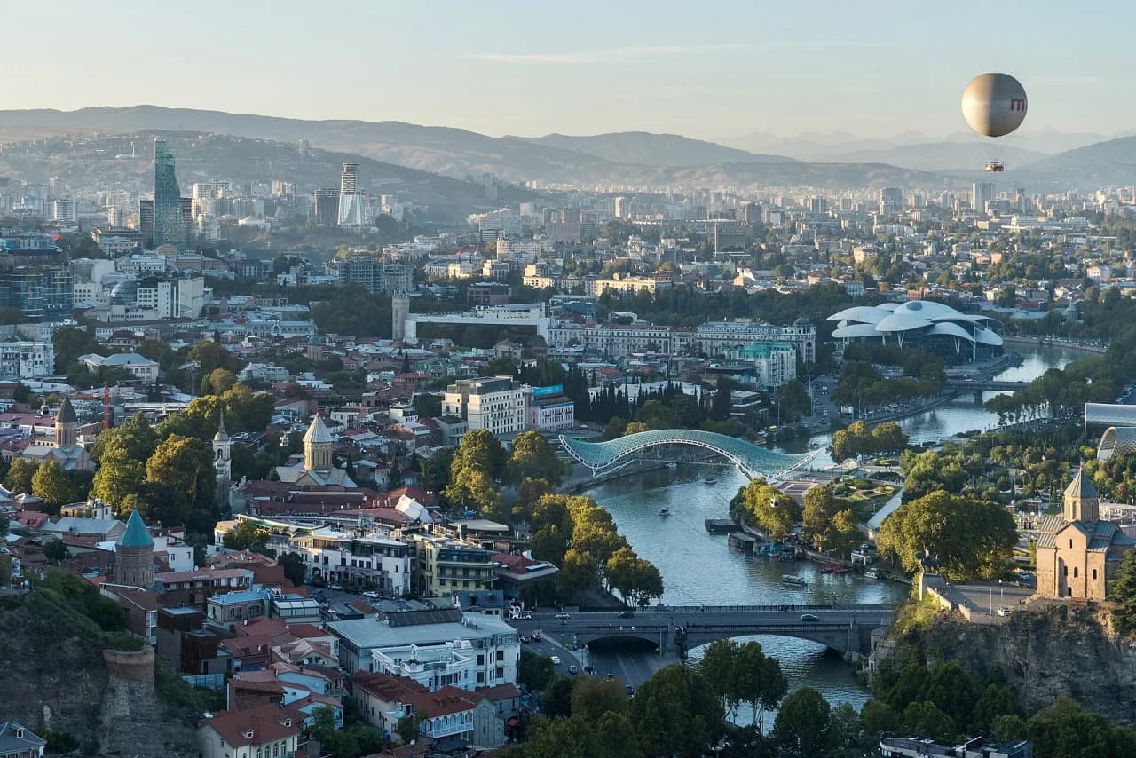 Tbilisidə Kür çayı üzərində Sülh körpüsü