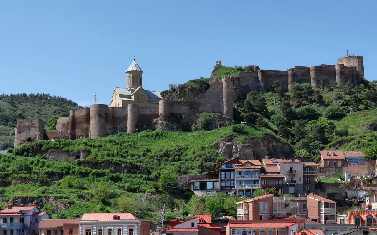 Tbilisinin köhnə şəhəri üzərində Narikala qalası