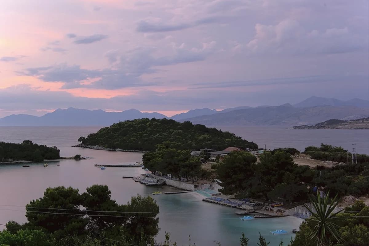 Ksamil və Albaniya Rivyerasında sahil mənzərəsi