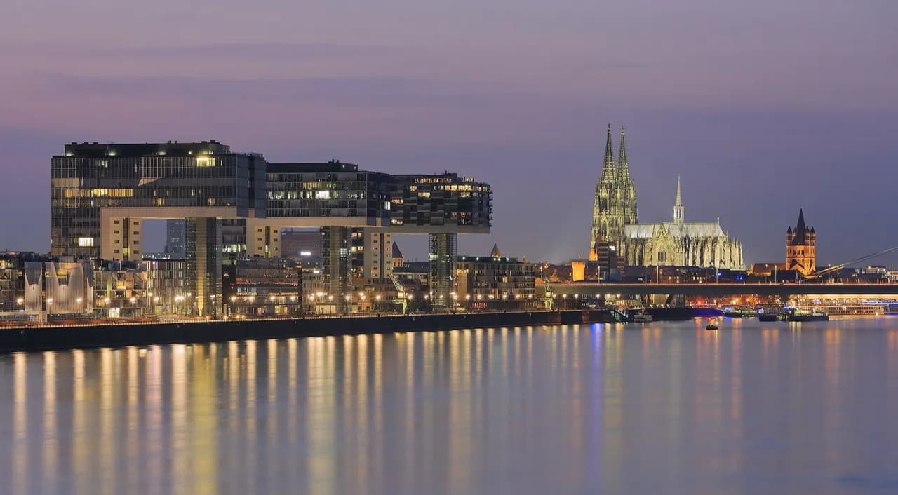 Reyn çayı sahilində Köln şəhəri