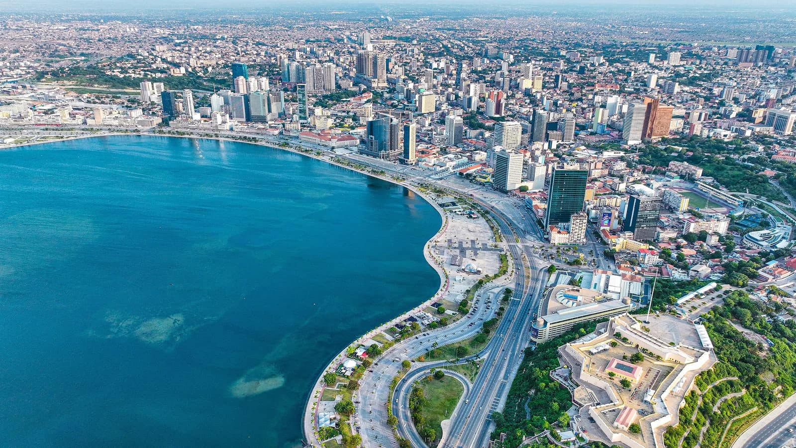 Luanda şəhərinin sahil və şəhər mənzərəsi