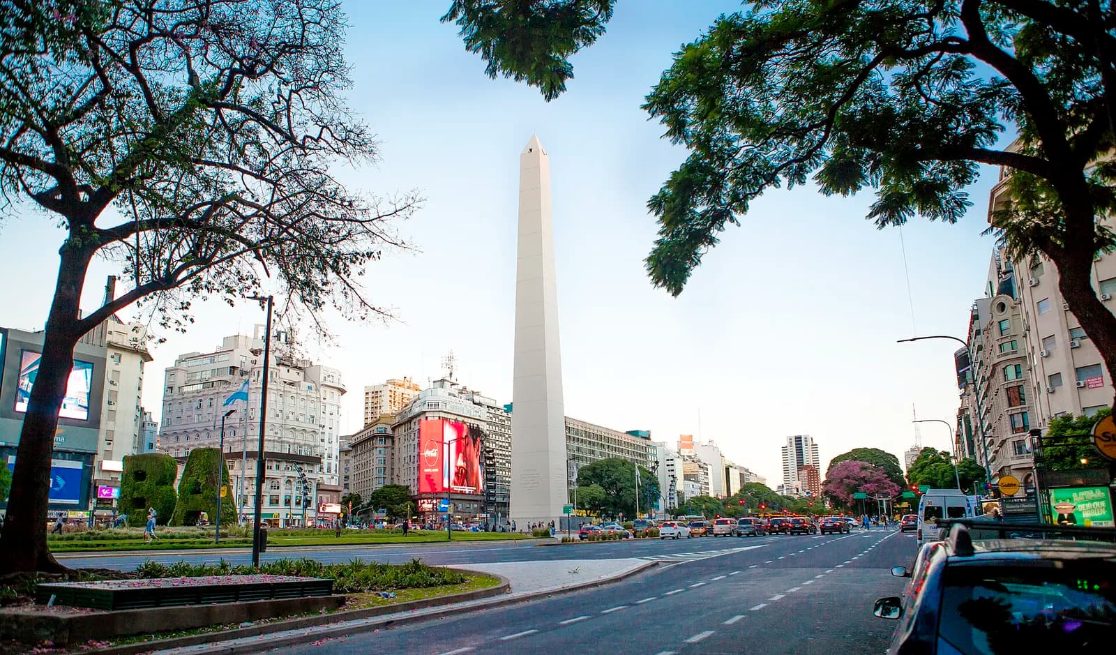 Buenos-Ayresdə 9 İyul prospekti və Obelisk