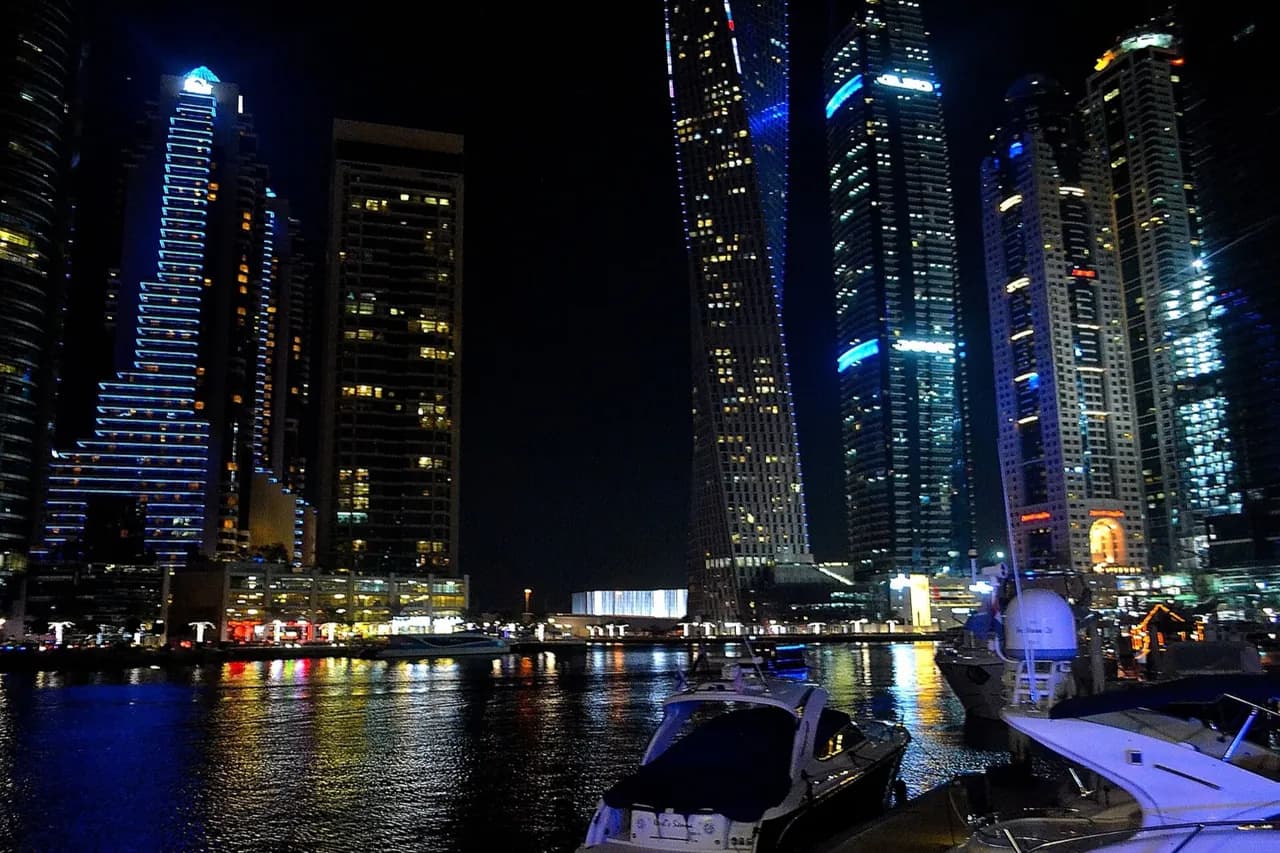 Gecə işıqlarında Dubay Marina