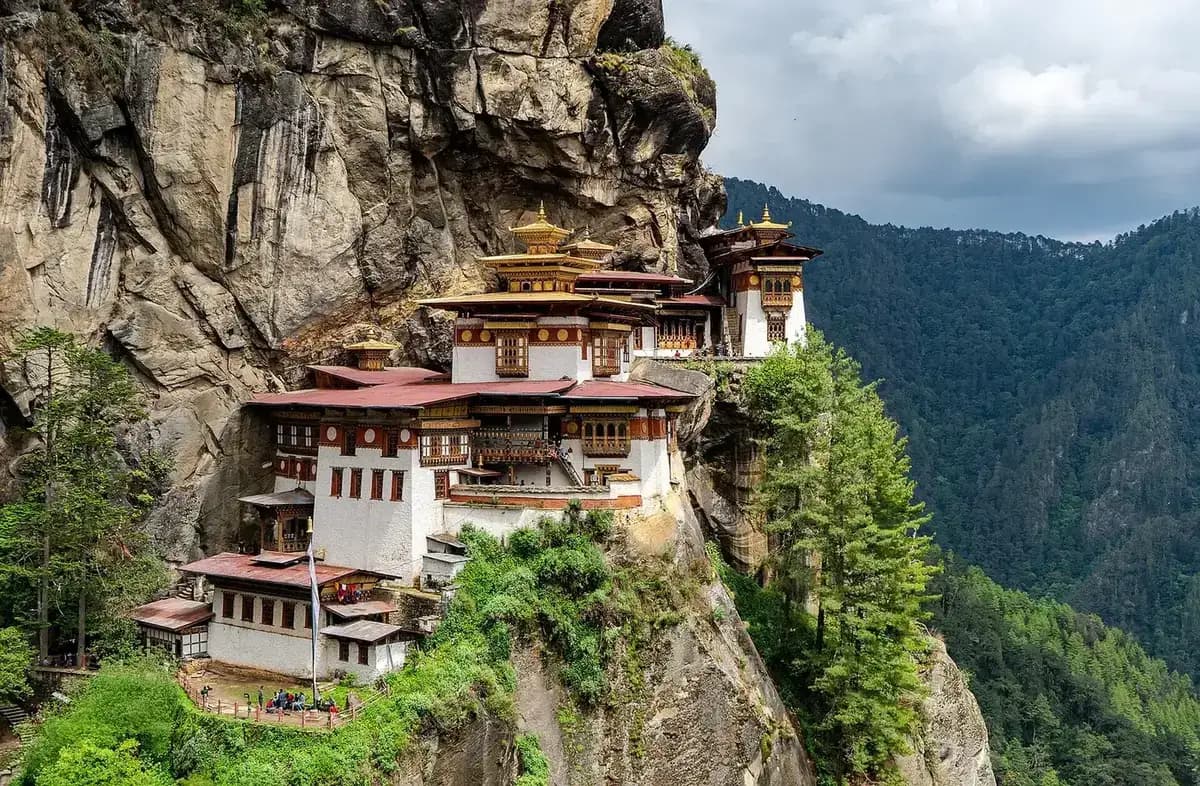 Paro vadisində Taktsanq (Pələng Yuvası) monastırı