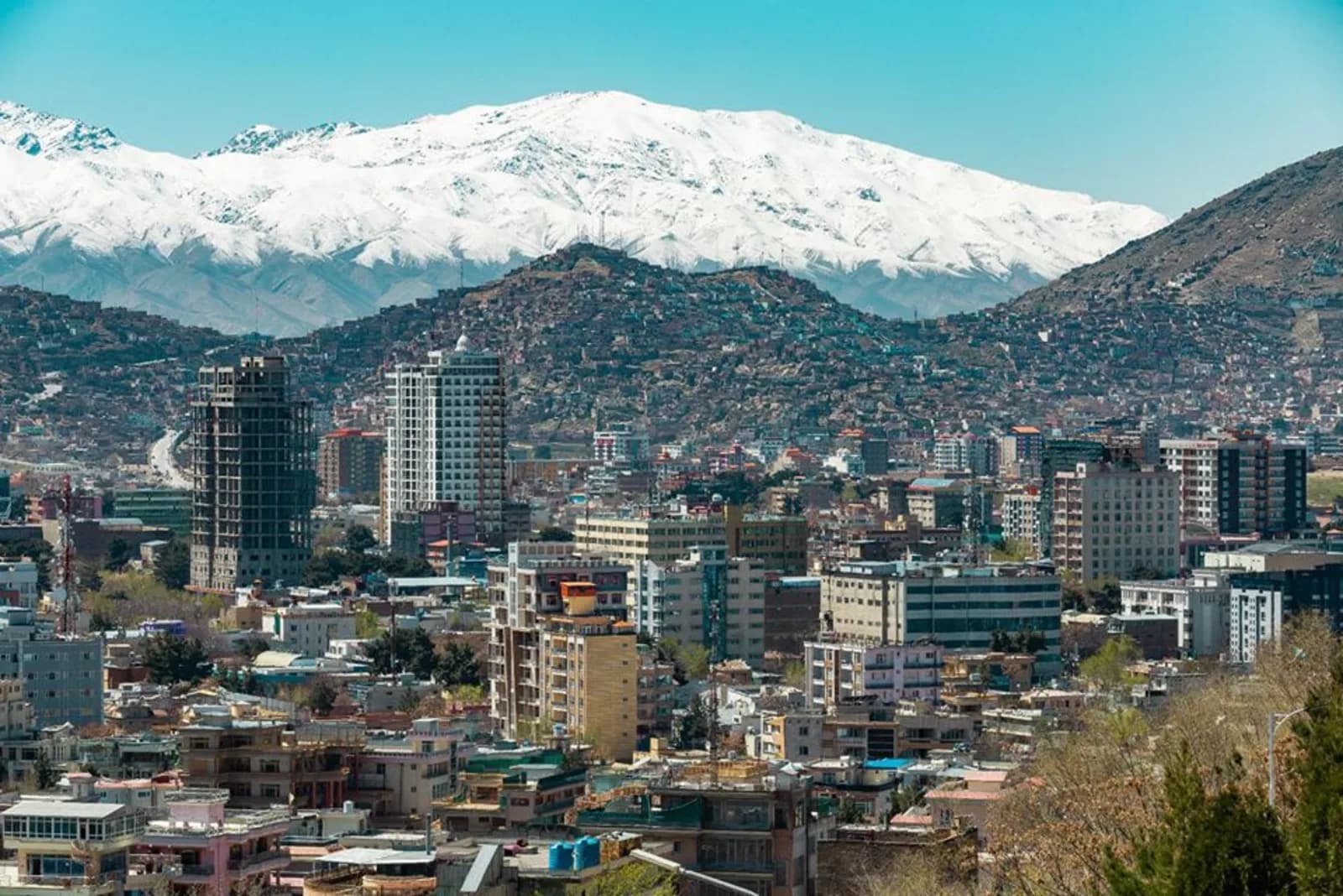 Kabil şəhərinin dağların qoynundakı mənzərəsi
