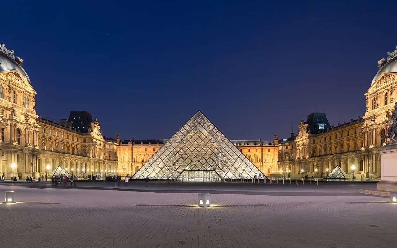 Paris - Luvr muzeyi və şüşə piramida