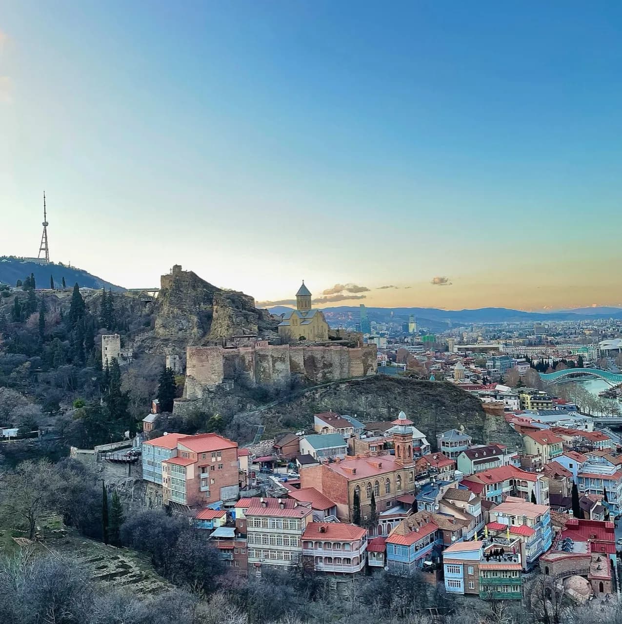 Axşam işıqlarında Tbilisinin köhnə şəhəri