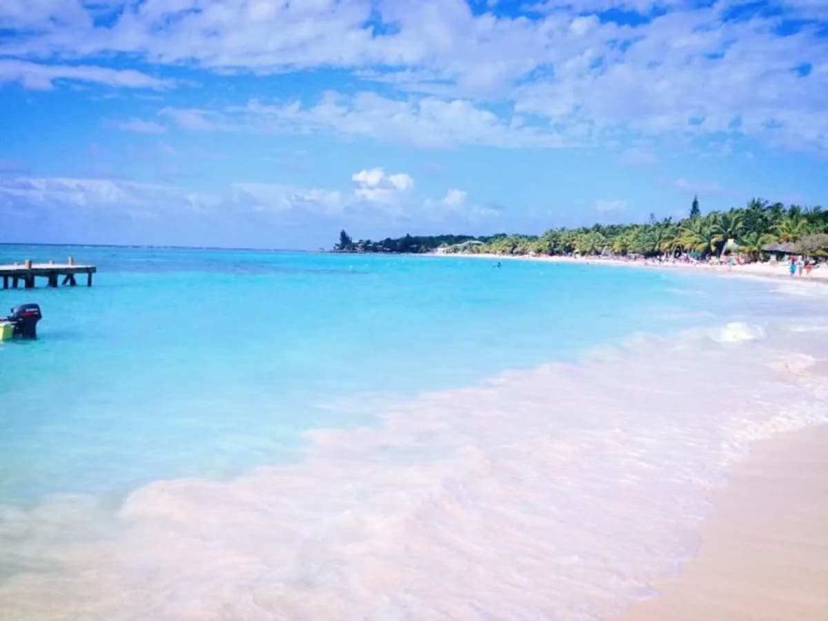 Roatan adasının sahili, Honduras