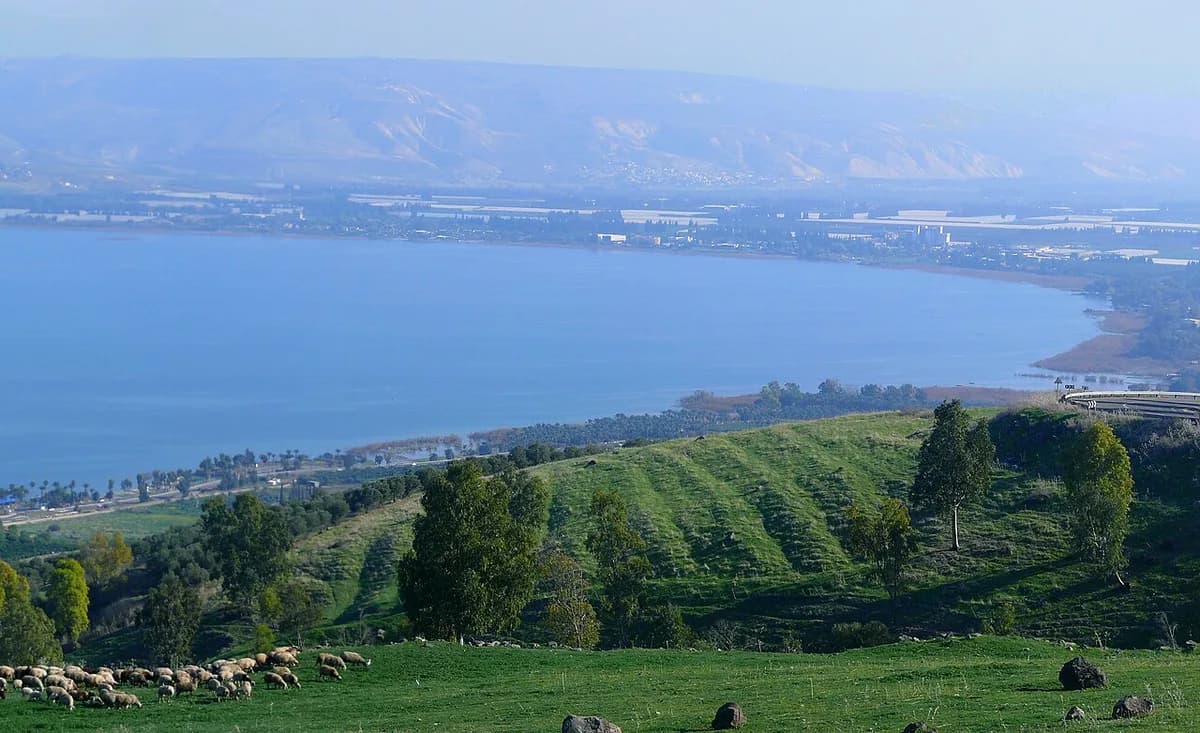 Şimalda Qalileya (Kinneret) gölü