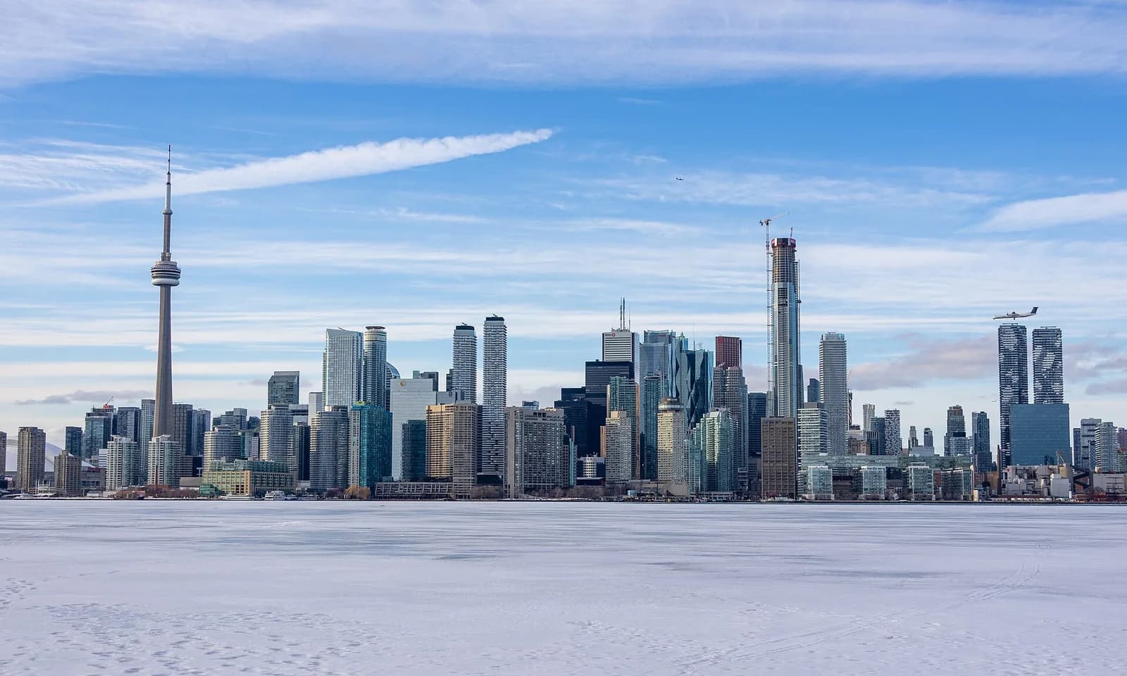 Ontario gölü sahilində Toronto şəhərinin silueti