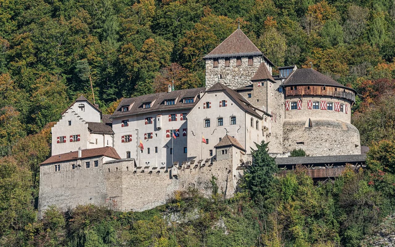Vaduz qəsri və Alp dağları