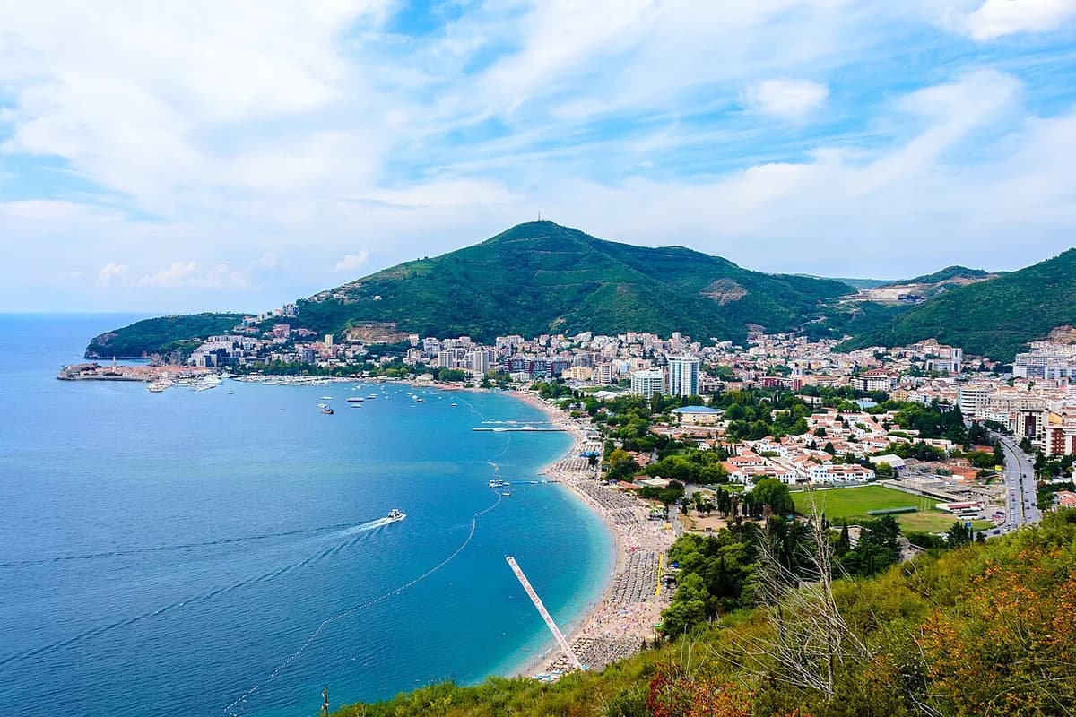Budva köhnə şəhəri və sahil
