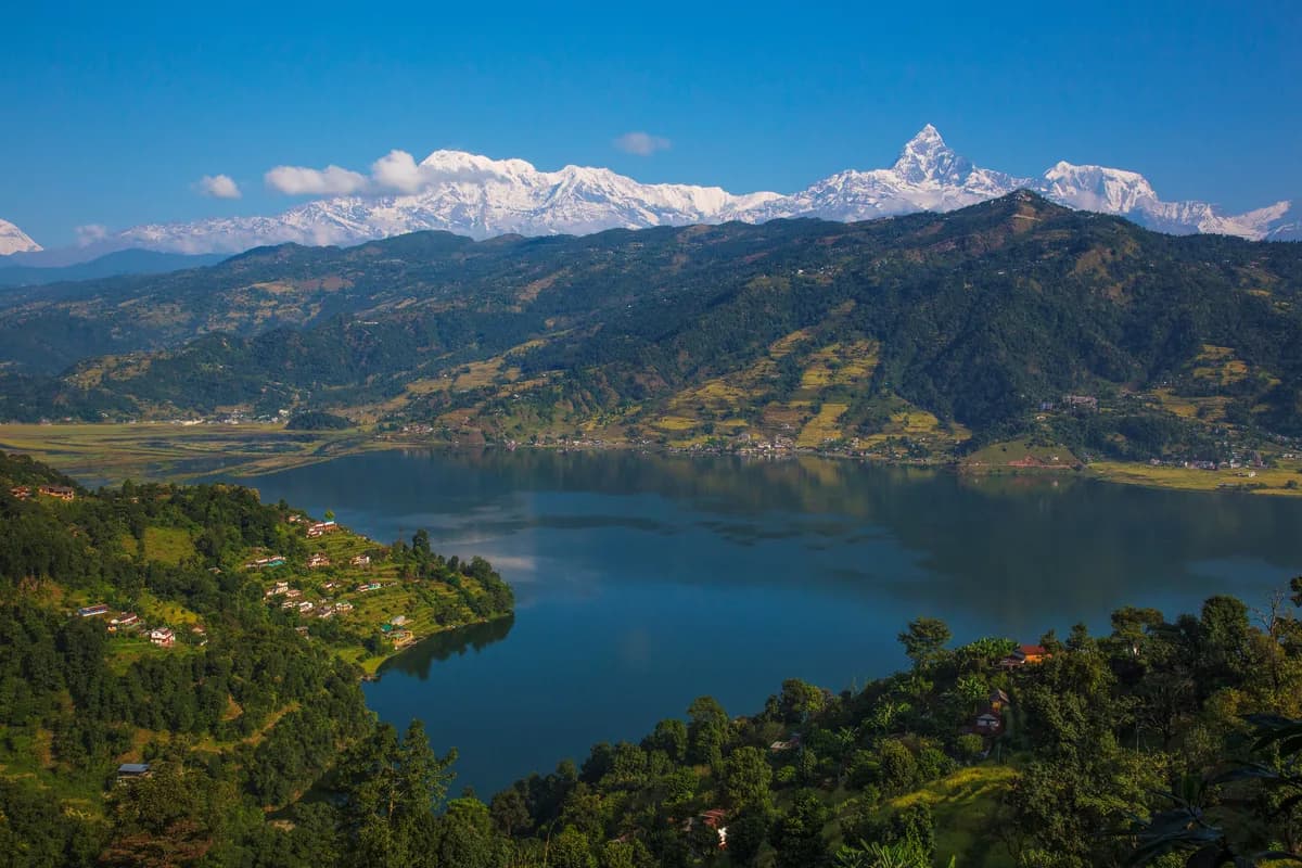 Pokhara və Feva gölü