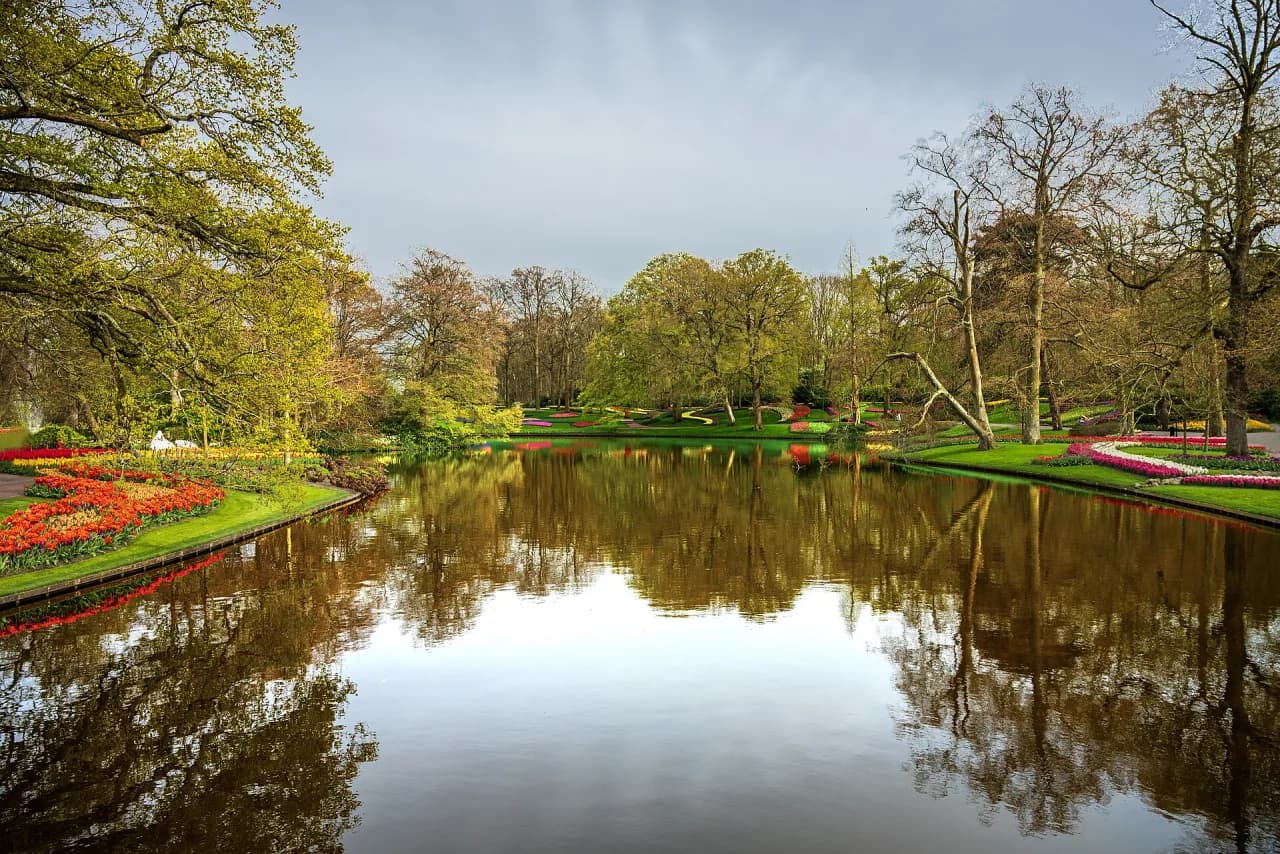 Keukenhof lalə bağları
