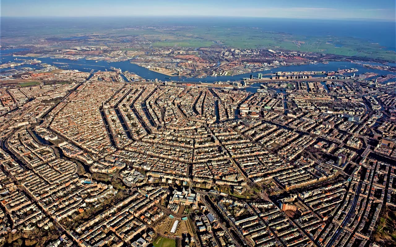 Amsterdam kanalları və tarixi evlər