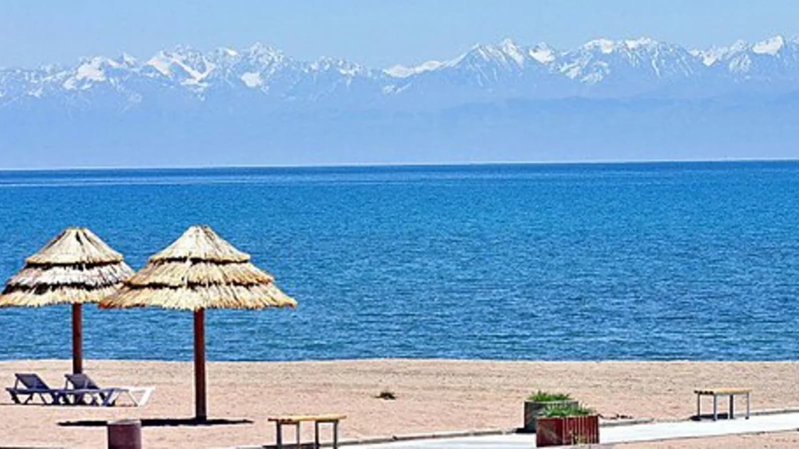 Qırğızıstanda İssık-Kul gölü
