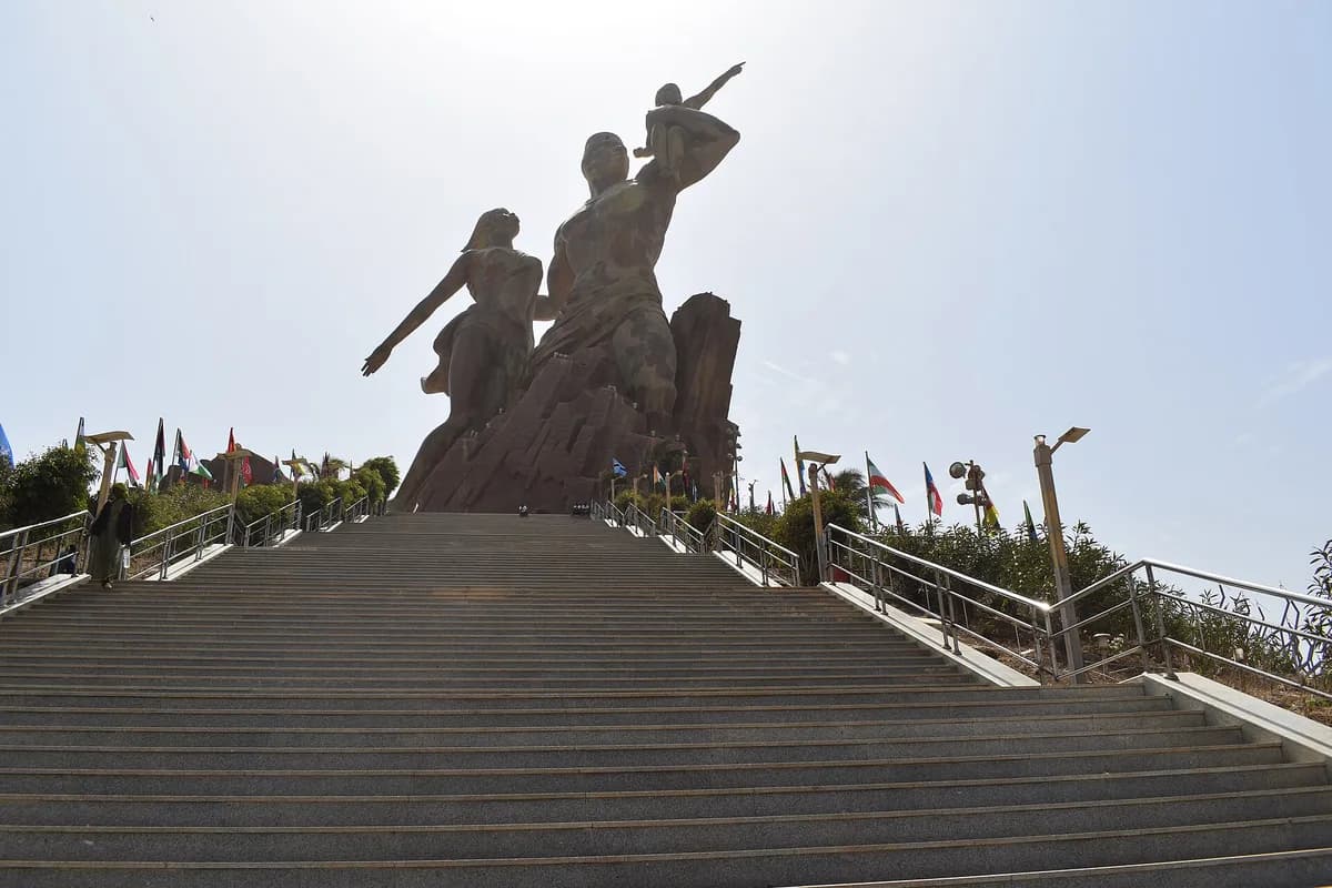Dakarda Afrika İntibahı abidəsi