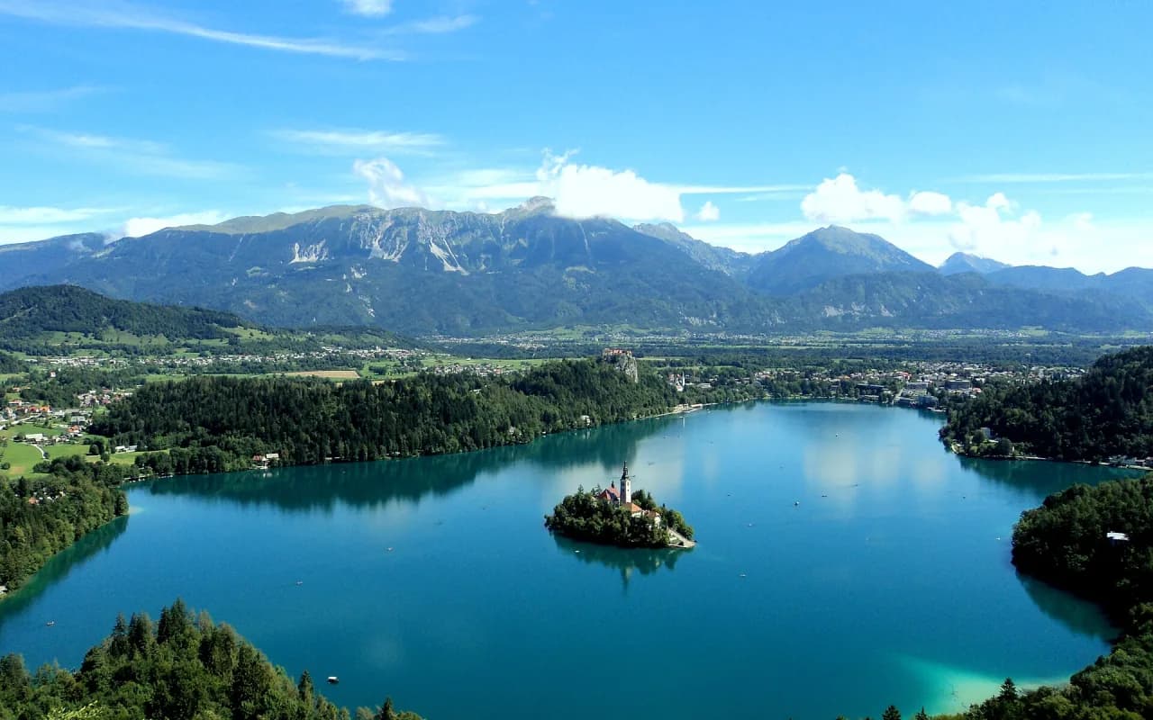 Bled gölü və ada kilsəsi