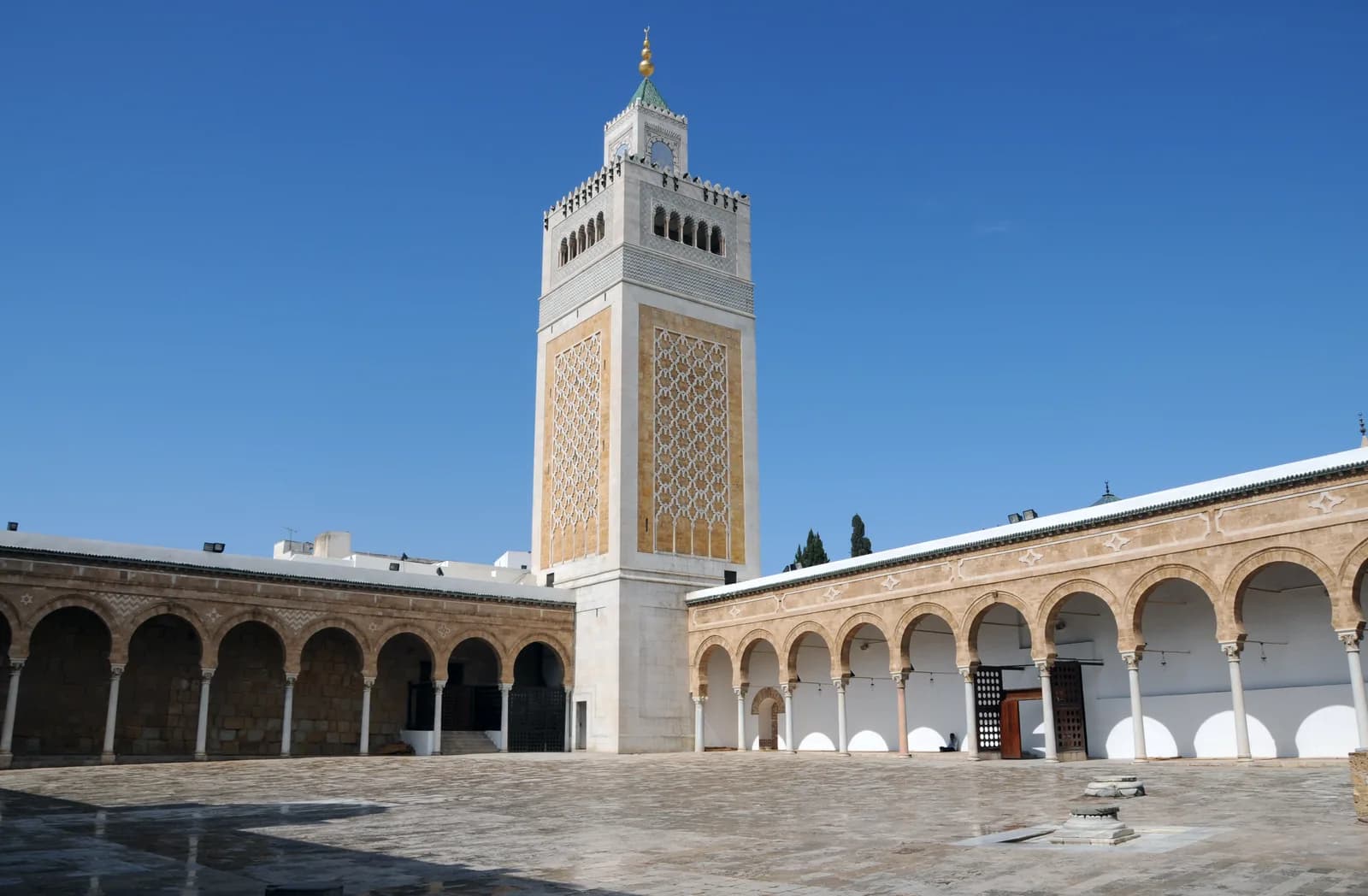 Tunis şəhərinin köhnə mərkəzində Zituna məscidi