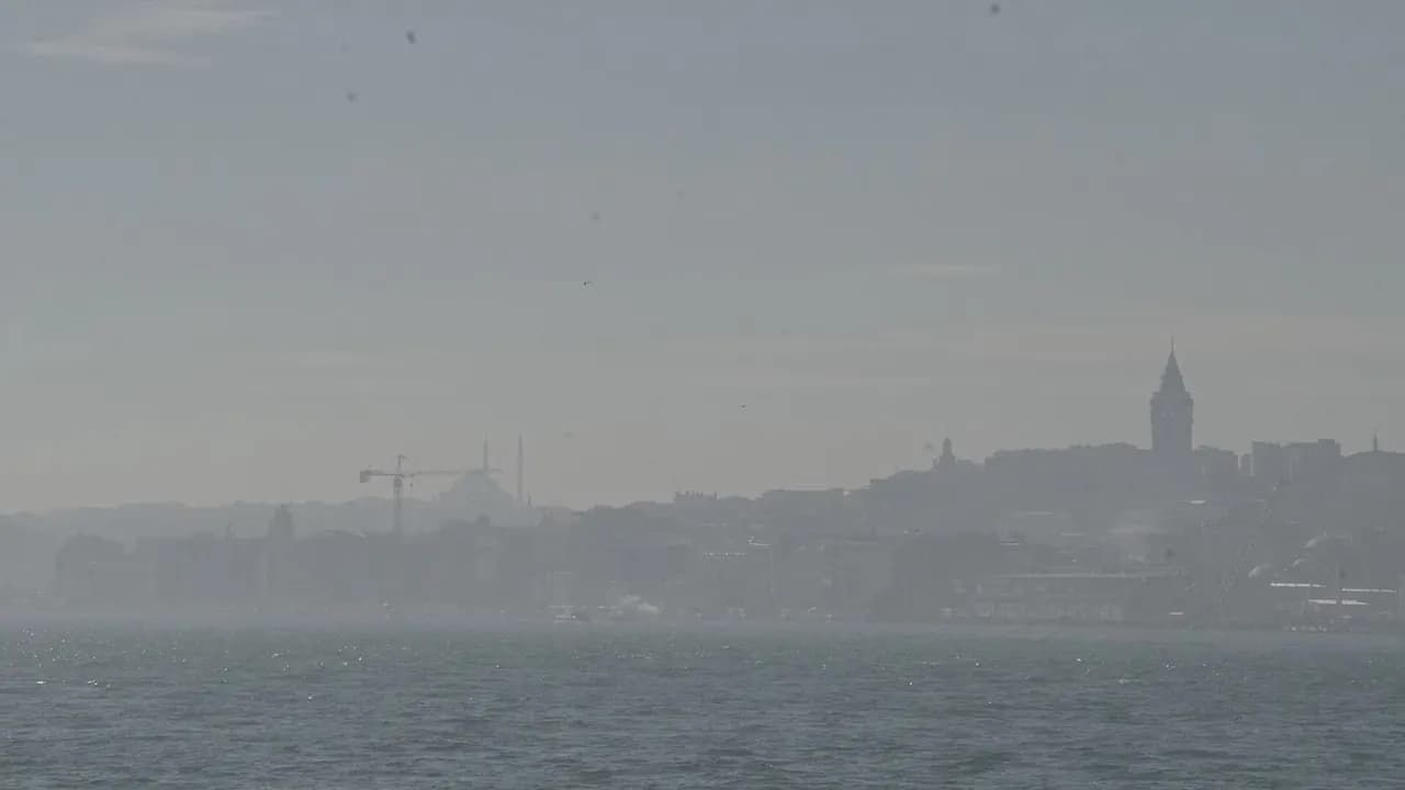 İstanbulda Boğaziçi və şəhər silueti