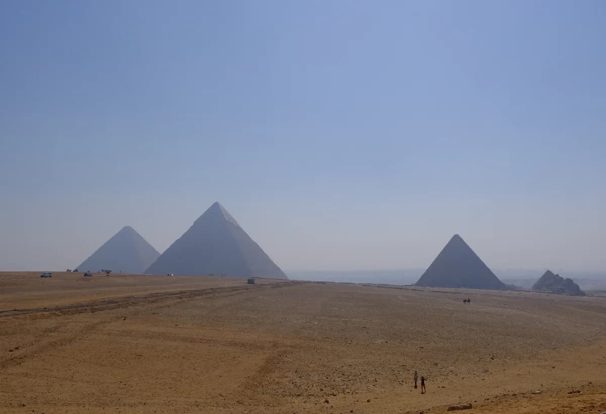 Giza piramidalarının geniş panoraması