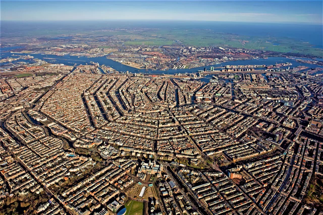 Amsterdam — kanallar və tarixi evlər