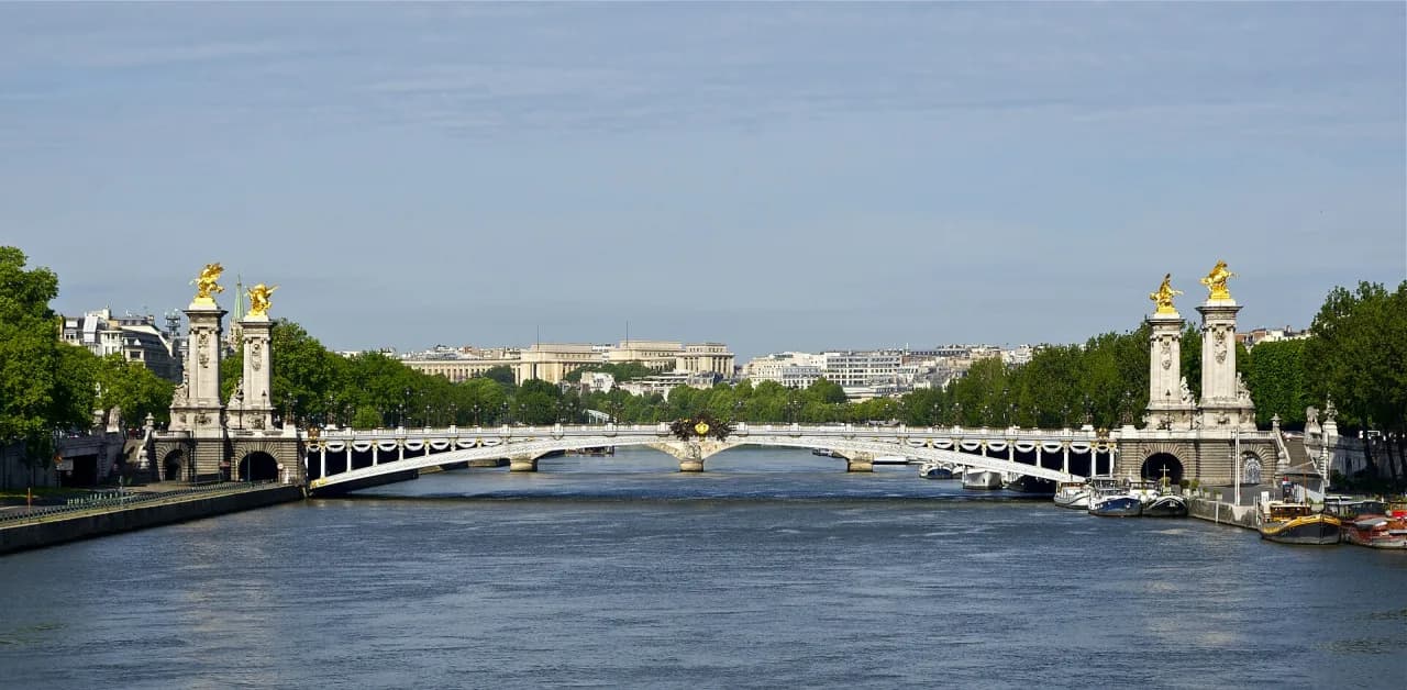 Paris — Aleksandr III körpüsü və Sena çayı mənzərəsi