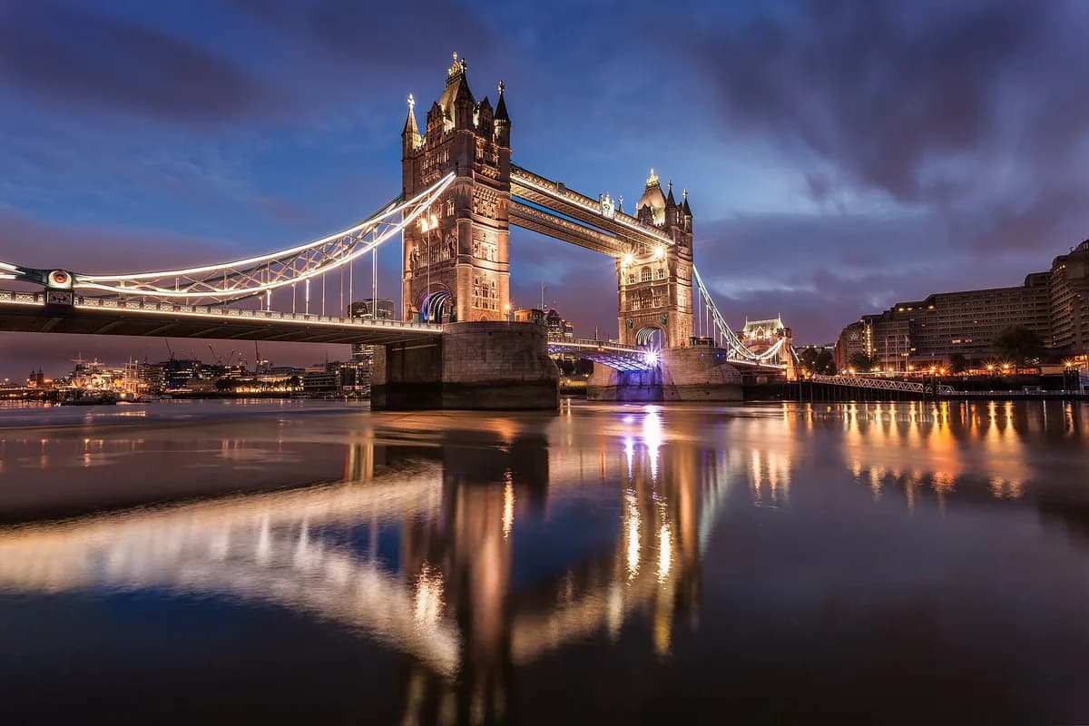 Londonda səhər işığında Tauer körpüsü