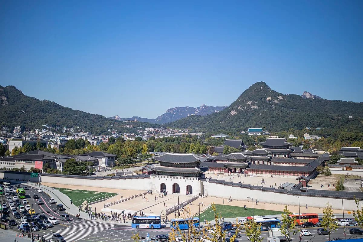Seulda Gwanghwamun qapısı və saray