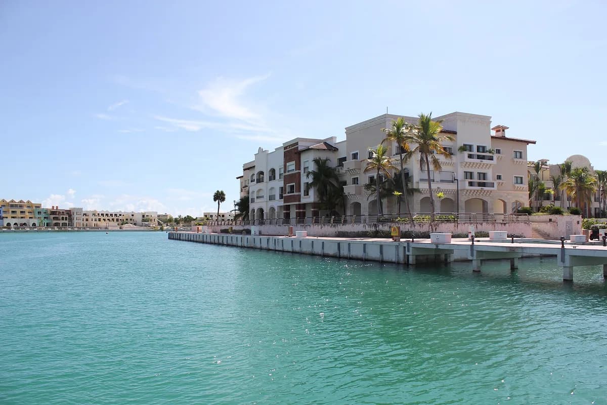Punta Kana yaxınlığındakı Cap Cana marinası və sahil