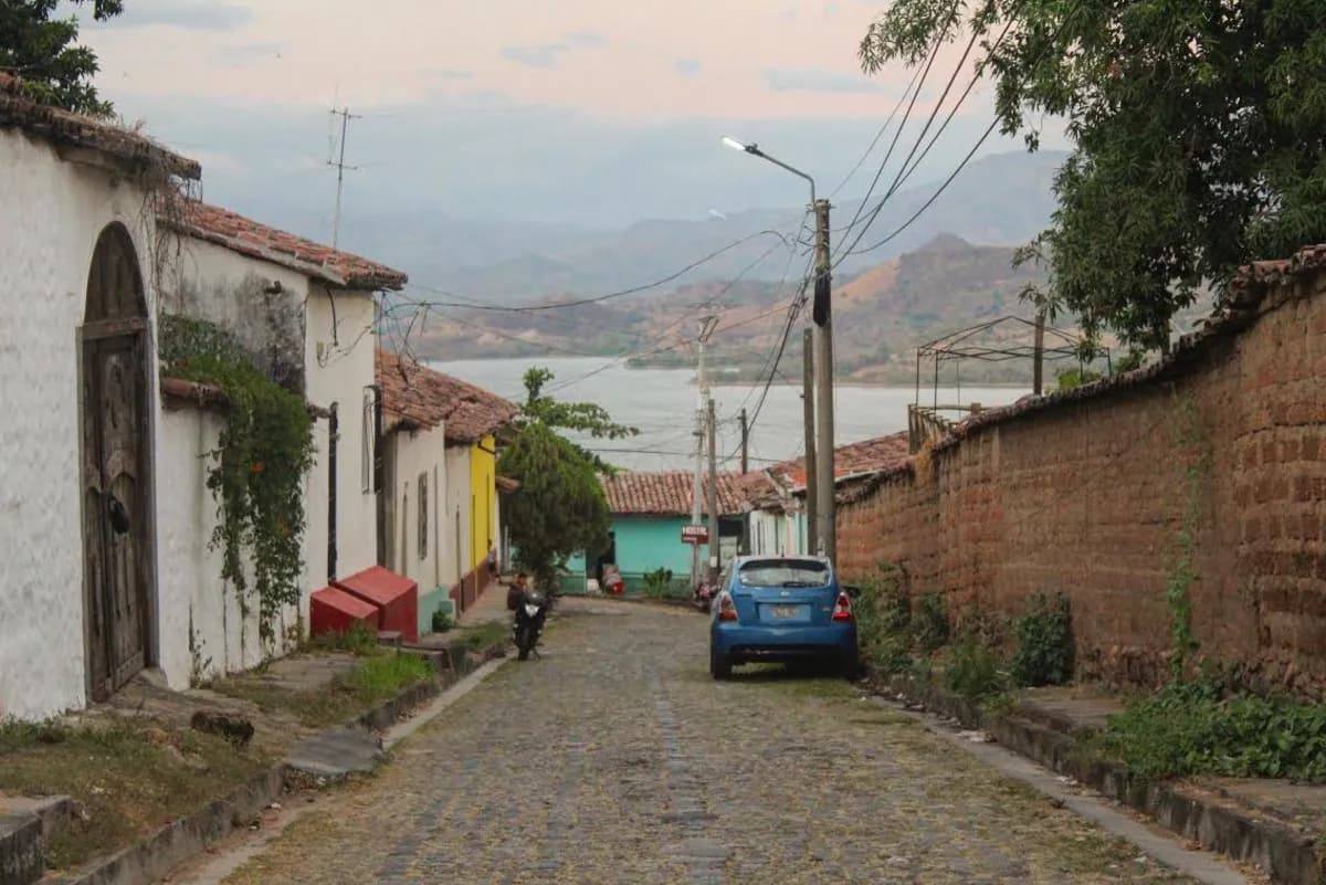 El-Salvadorda koloniya şəhəri Suchitoto