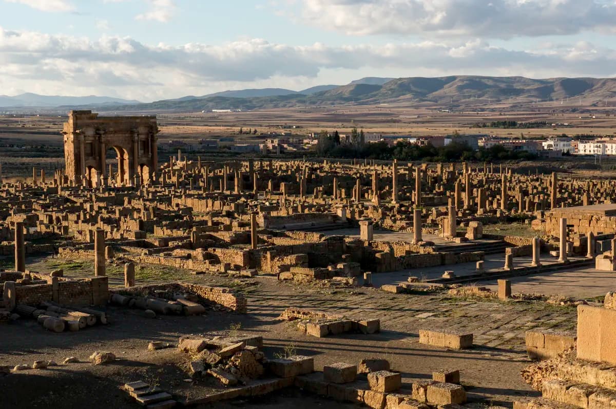Əlcəzairdə qədim Roma şəhəri Timqadın xarabalıqları