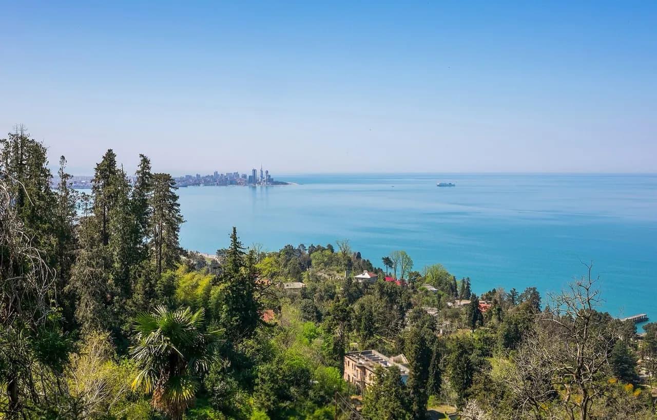 Qara dəniz sahilində Batumi silueti