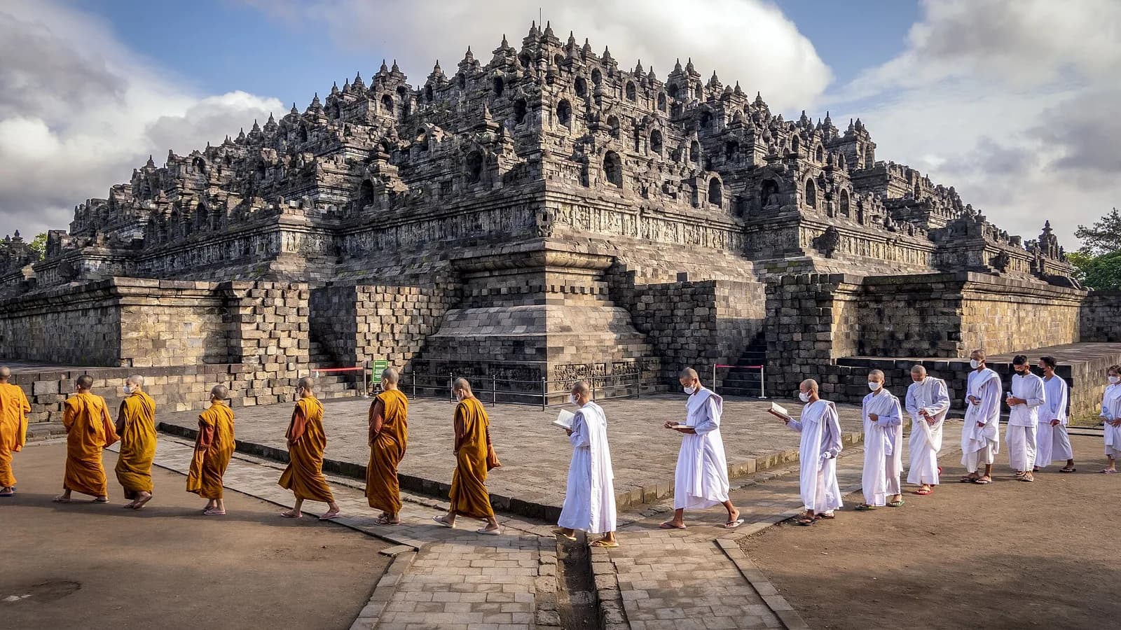 İndoneziyada Borobudur məbədi