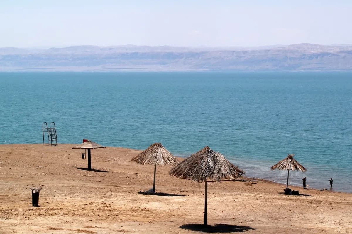 Ölü dəniz sahili