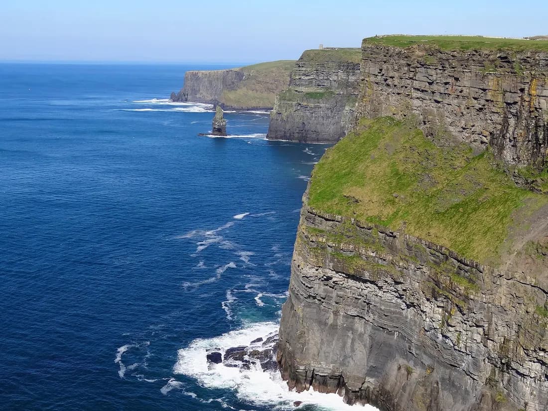 İrlandiyada Moher qayalıqları və okean