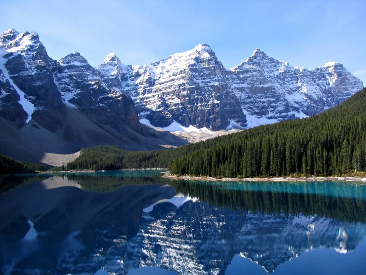 Banff Milli Parkında Moreyn gölü və dağlar