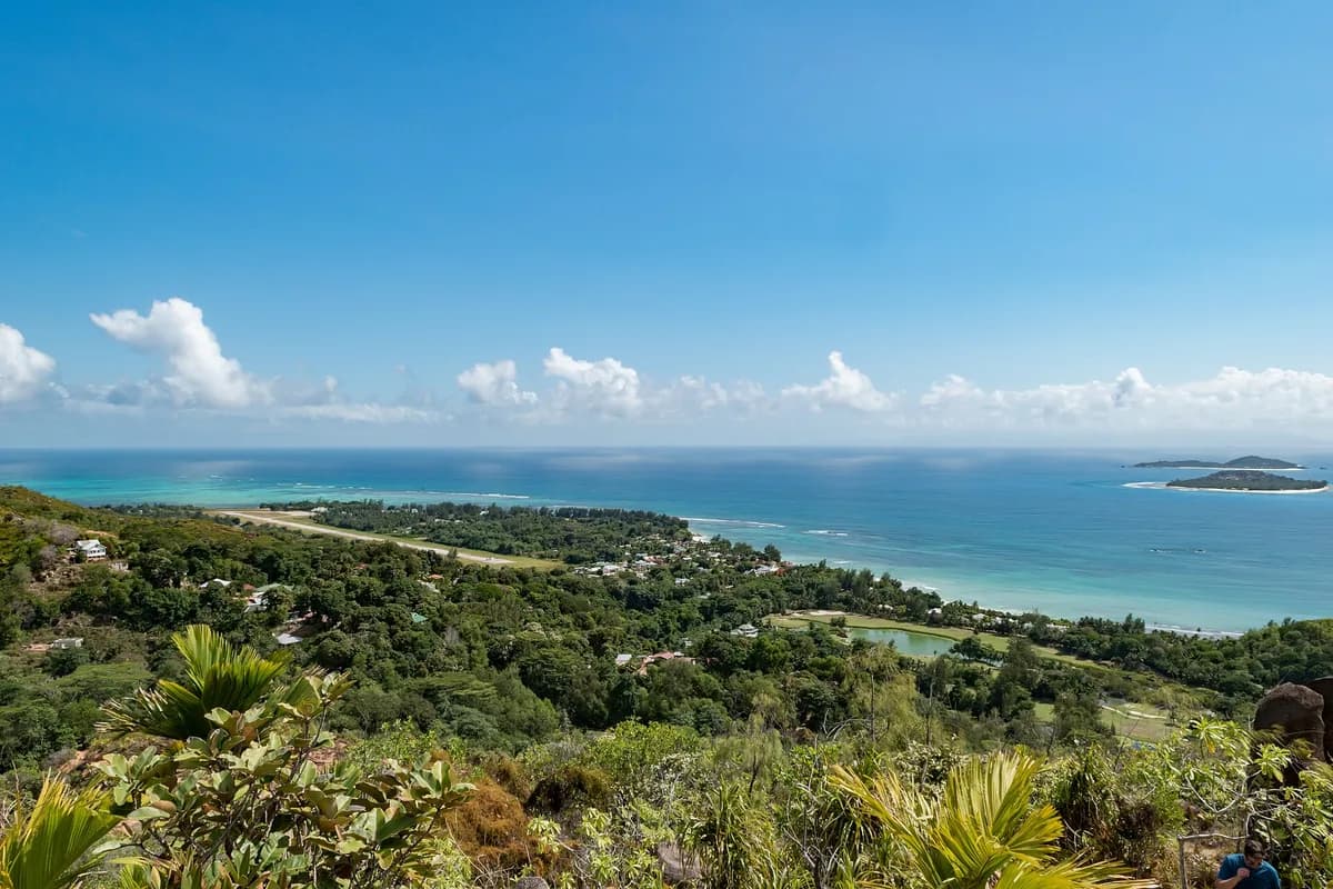 Praslin adasının yaşıl sahili və firuzəyi suları