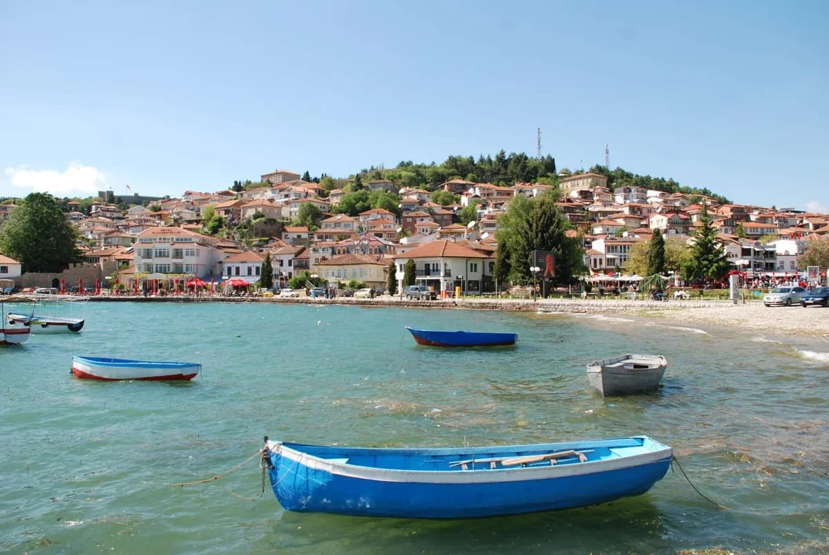 Şimali Makedoniyada Ohrid şəhəri və göl