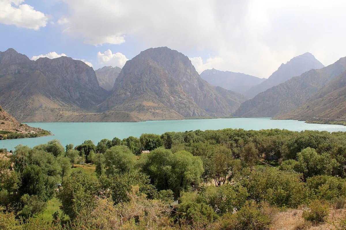 İskəndərkul gölü