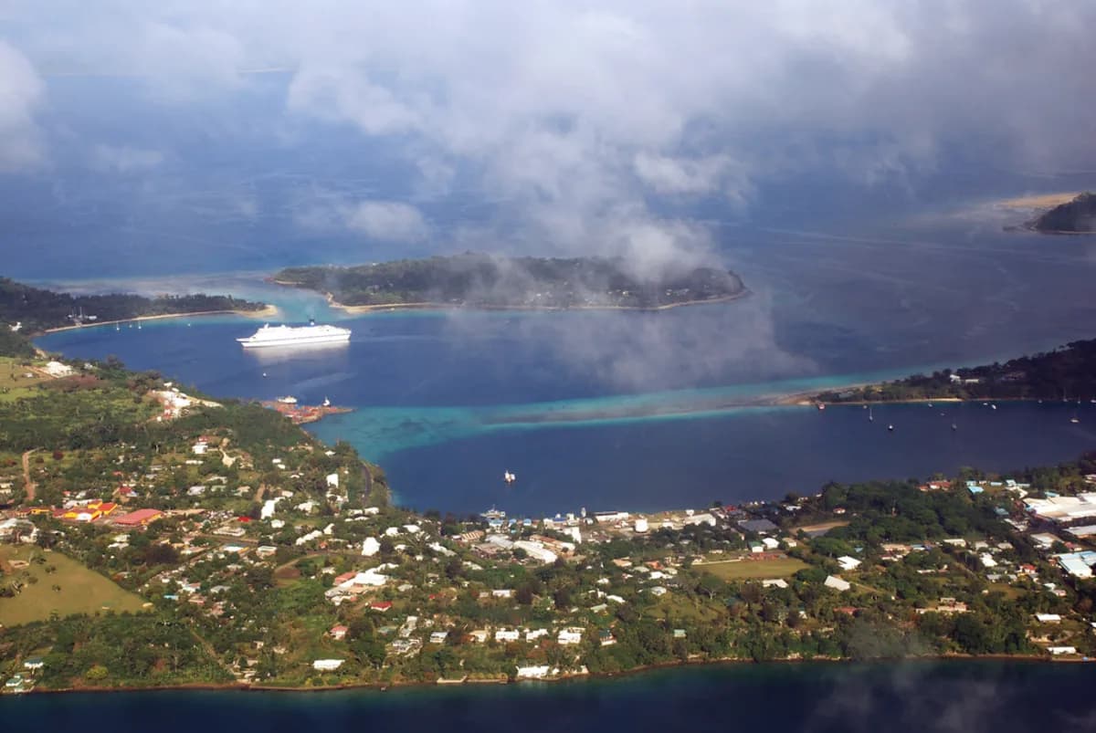 Vanuatunun paytaxtı Port-Vila və limanı