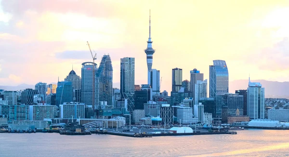 Oklend şəhərinin silueti və Sky Tower qülləsi