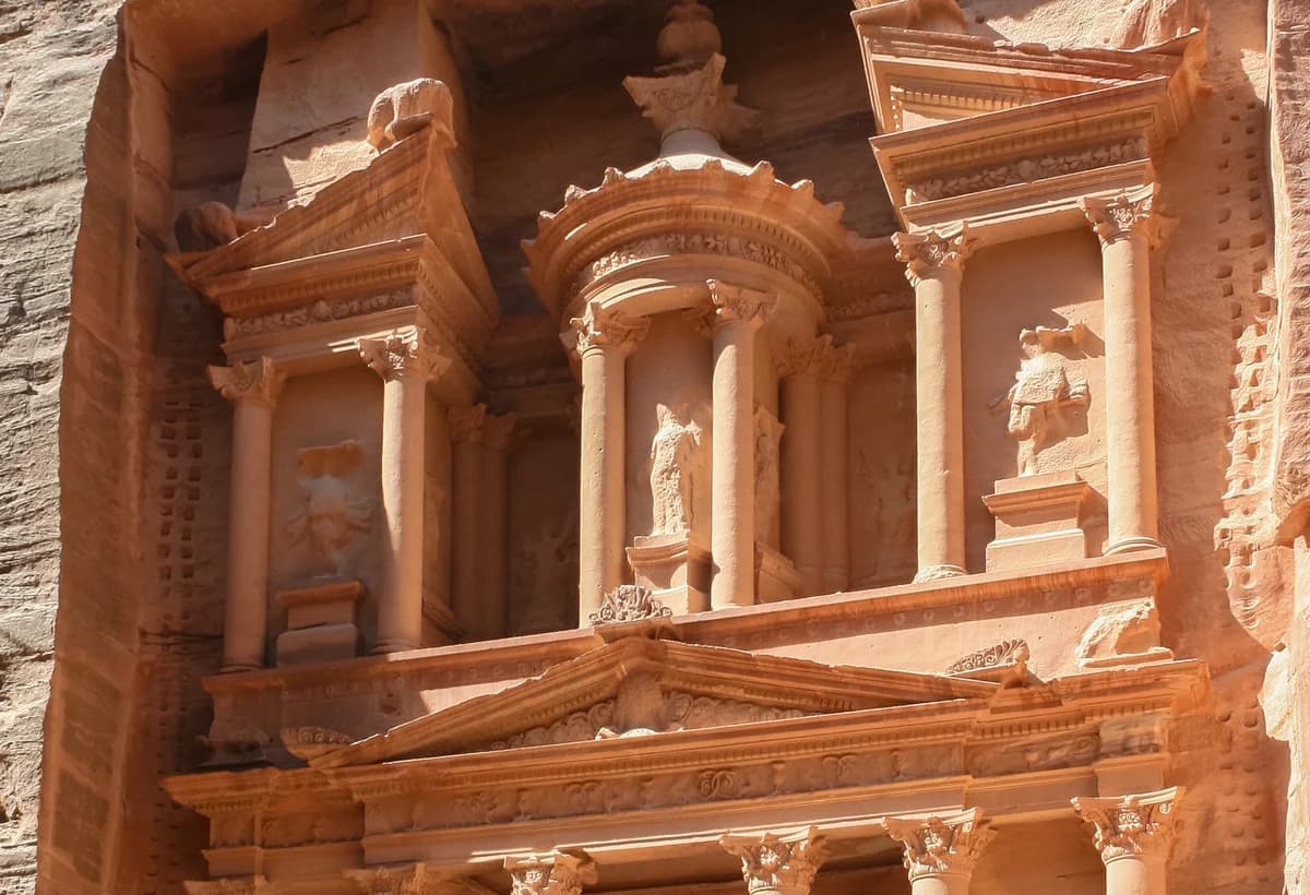 İordaniyanın Petra şəhərində Xəzinə abidəsinin fasadı